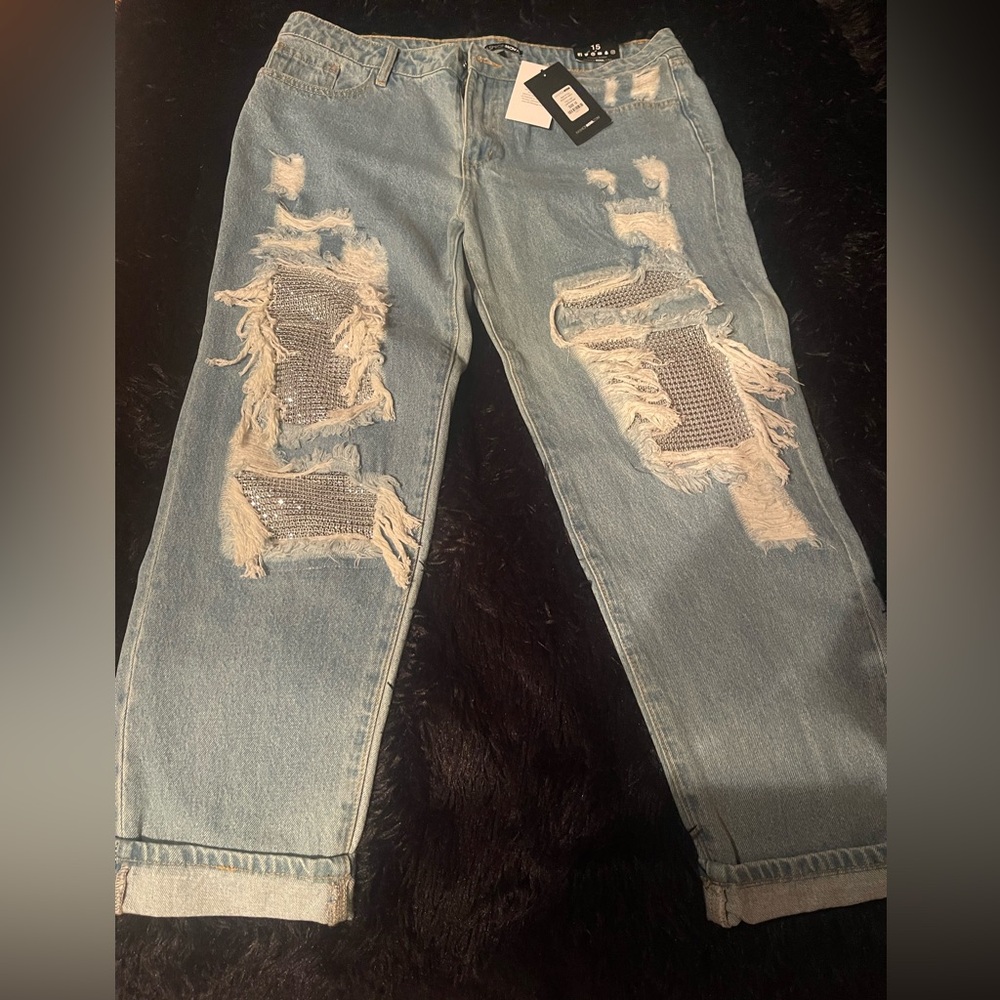 BNWT cropped distressed jeans .